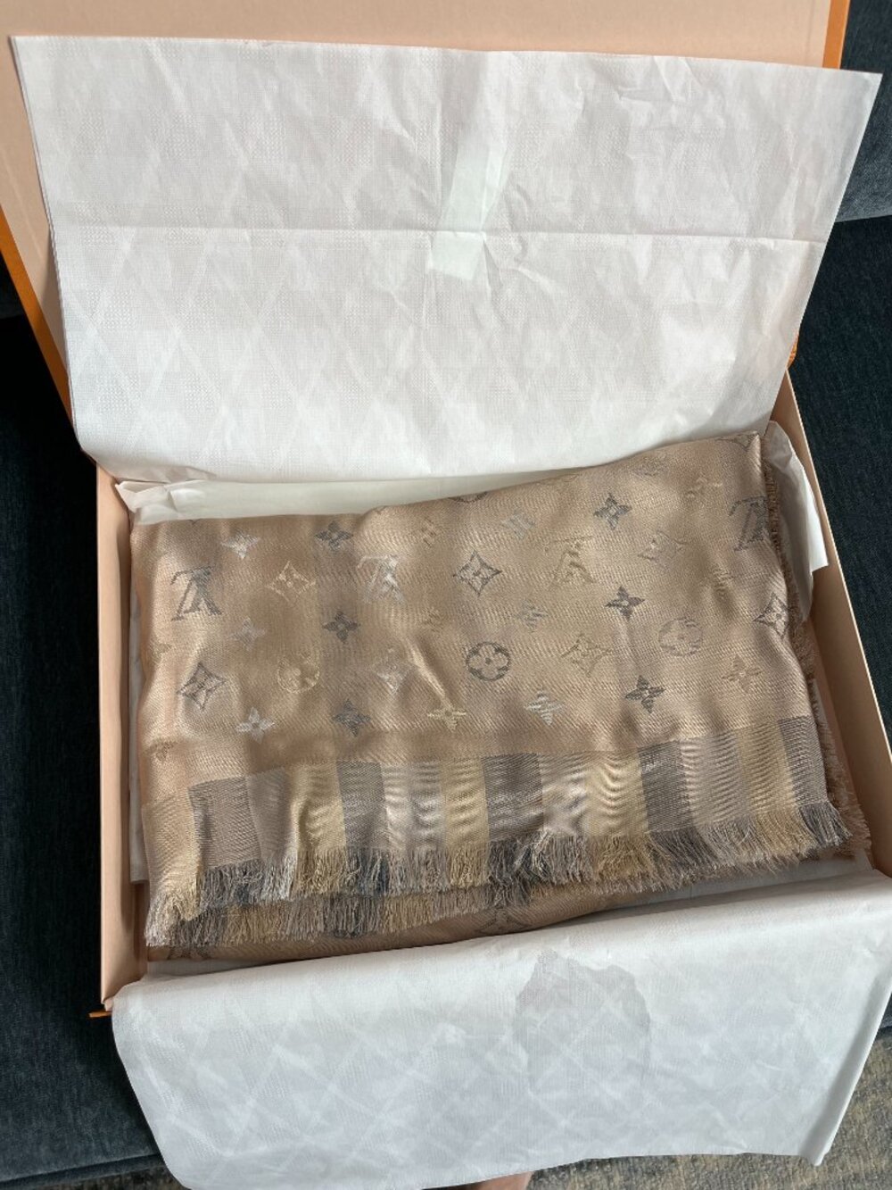 NIB $780 Louis Vuitton ‘So Shine’ Monogram Shawl Beige 56.5x56.5 - Picture 7 of 10